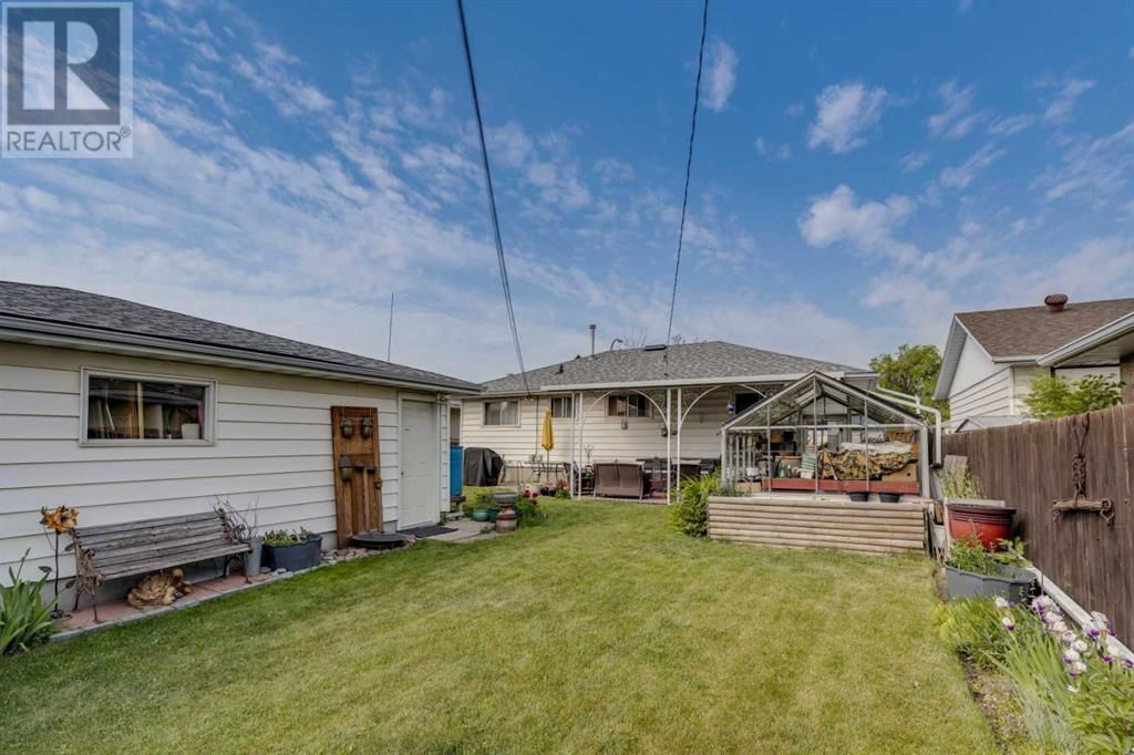 4448 3 STREET NORTHEAST Image 31
