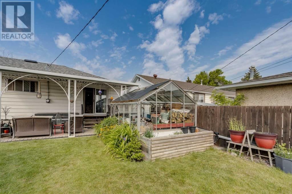 4448 3 STREET NORTHEAST Image 32