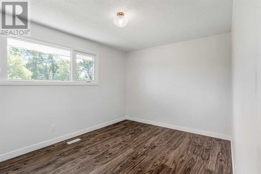 891 DUNDAS STREET Image 19
