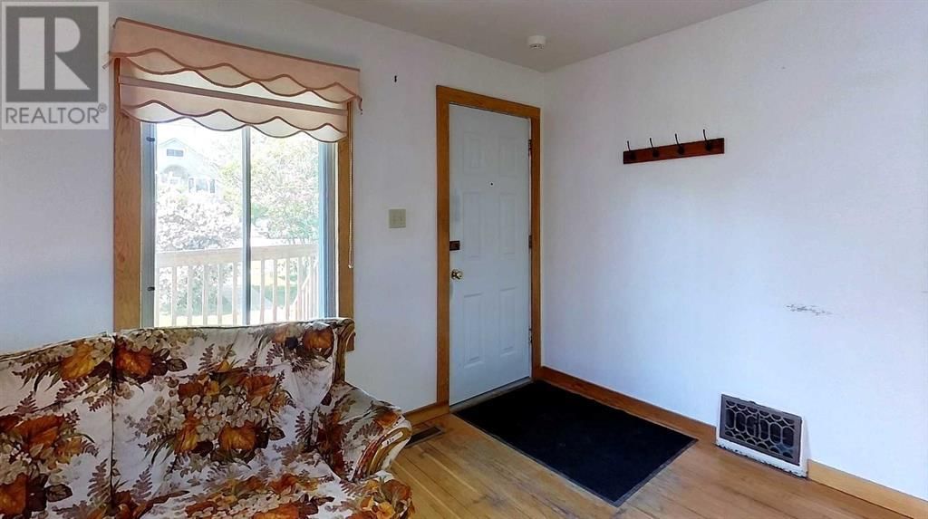 4827 5 AVENUE Image 2