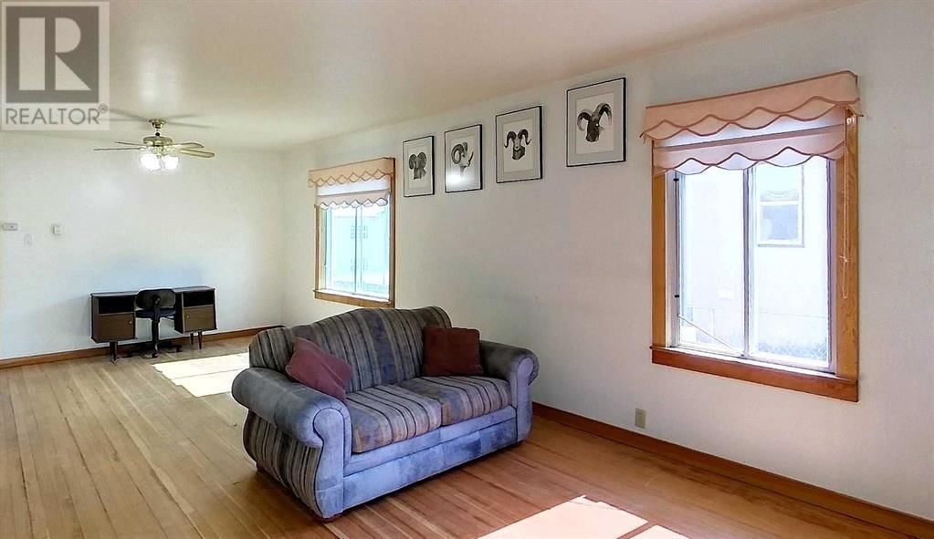4827 5 AVENUE Image 3