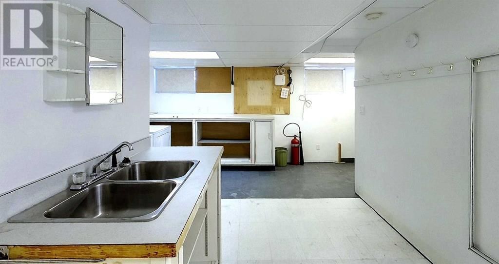 4827 5 AVENUE Image 30