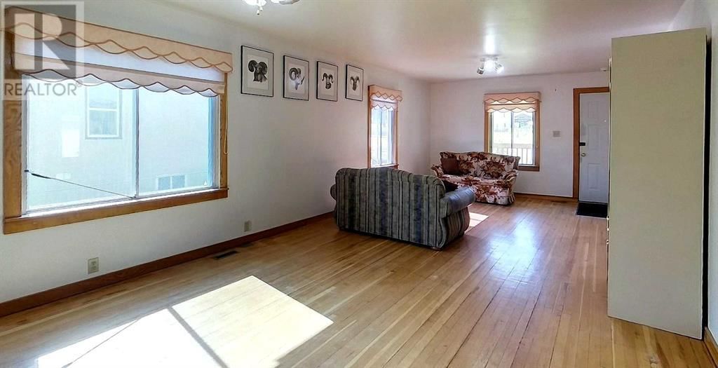 4827 5 AVENUE Image 6