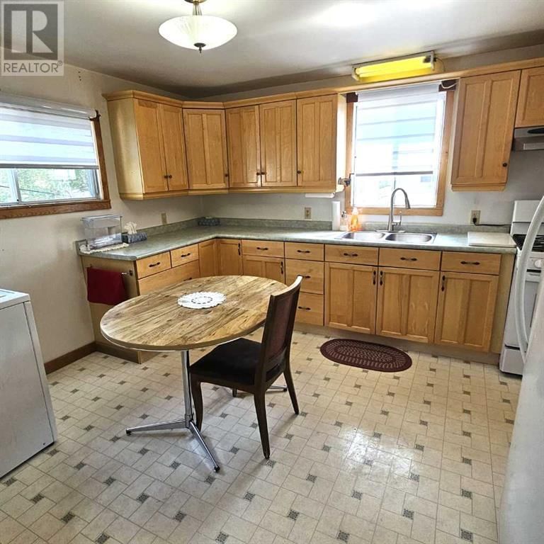 4827 5 AVENUE Image 7