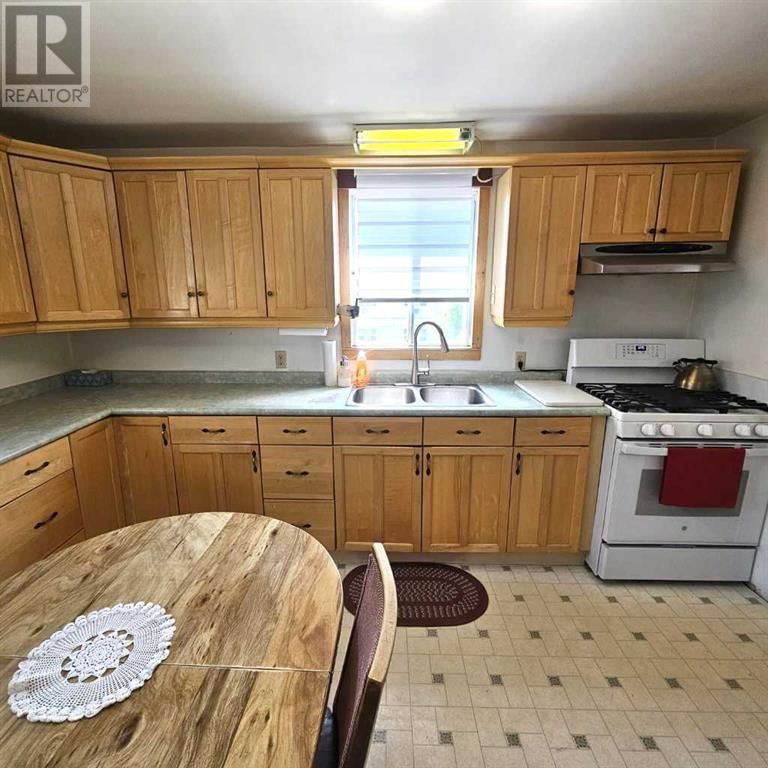 4827 5 AVENUE Image 8