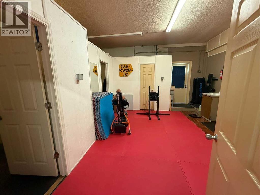 223 6 STREET Image 23