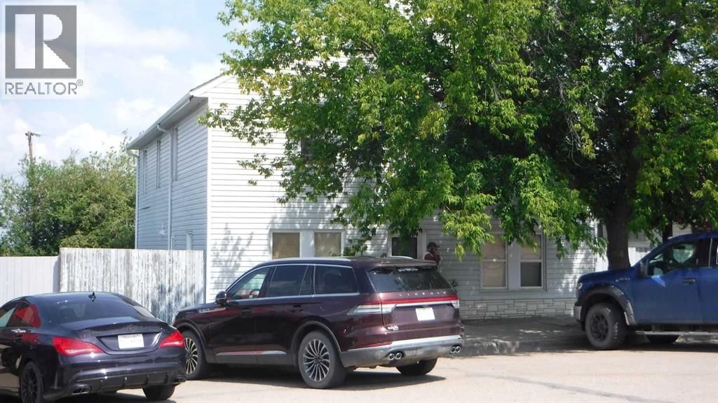 5013 50 AVENUE Image 1