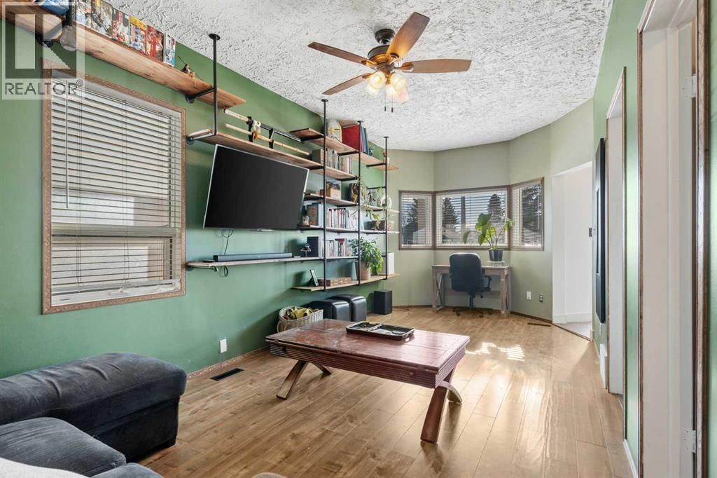 224 20 AVENUE Image 4