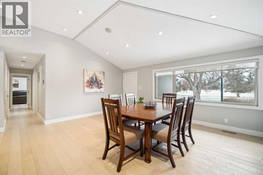 16 MEADOWLARK Crescent property photo