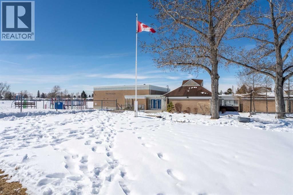 8 VAN HORNE CRESCENT NORTHEAST Image 40