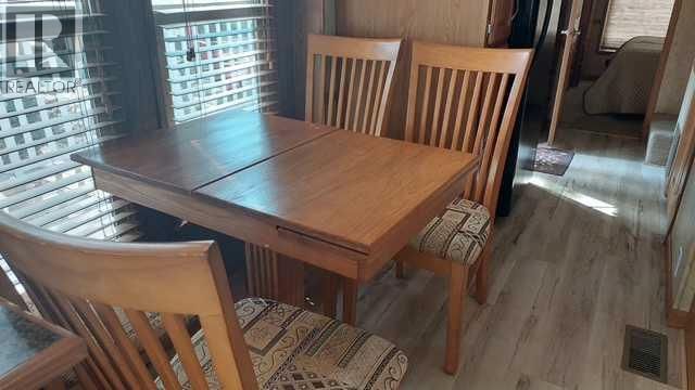 3 TIMBER CRESCENT Image 19