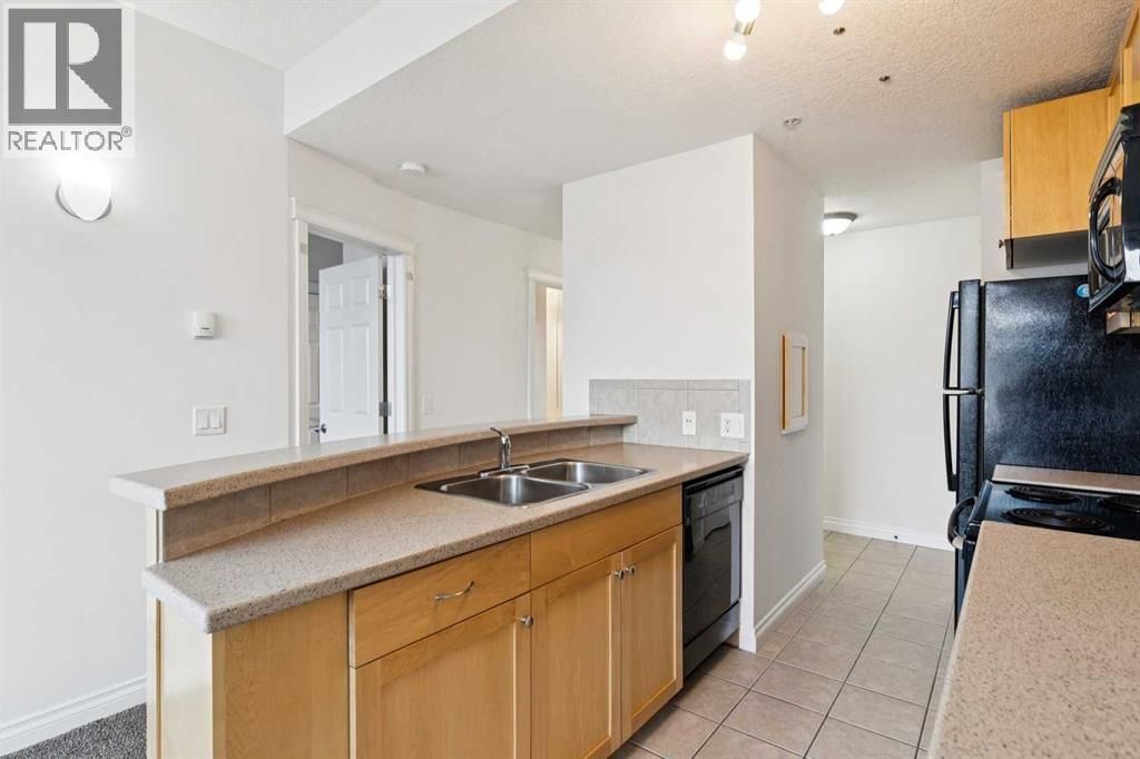 910 CENTRE AVENUE NORTHEAST Image 11