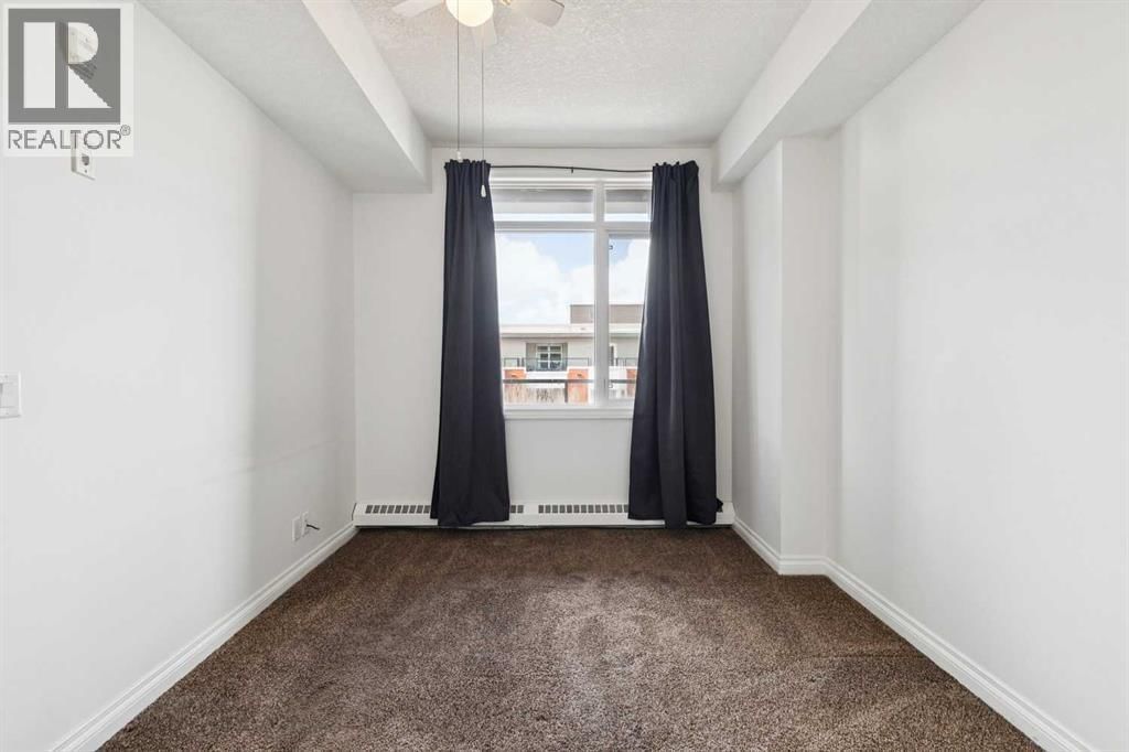 910 CENTRE AVENUE NORTHEAST Image 15