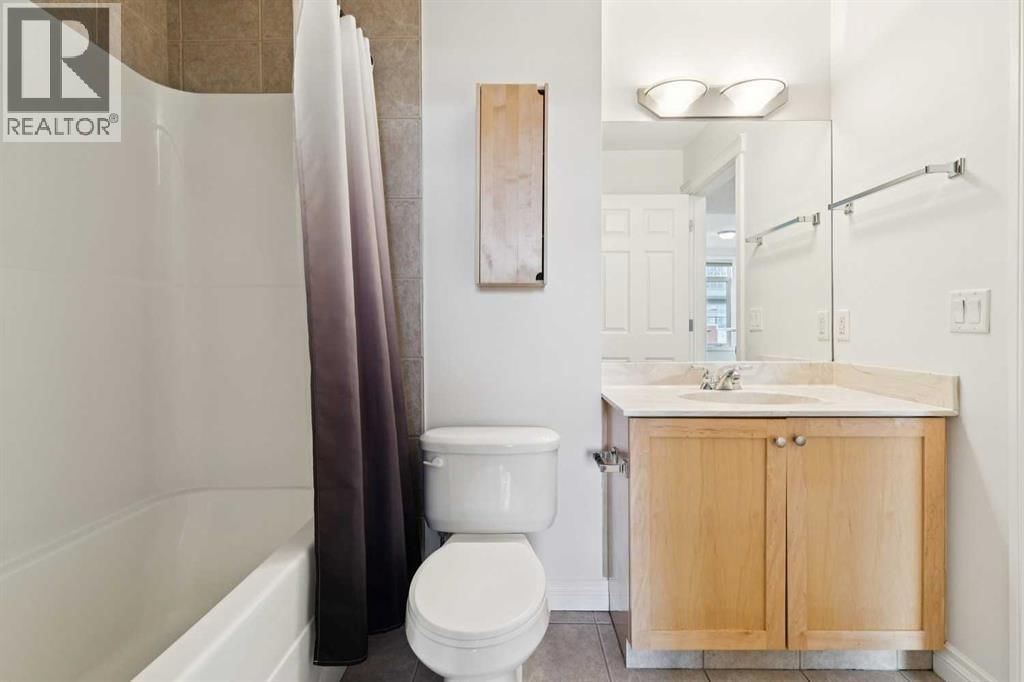 910 CENTRE AVENUE NORTHEAST Image 17