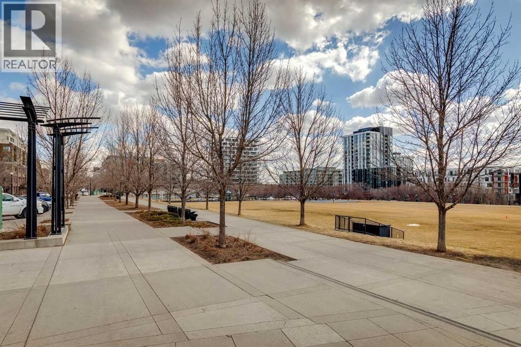 910 CENTRE AVENUE NORTHEAST Image 25