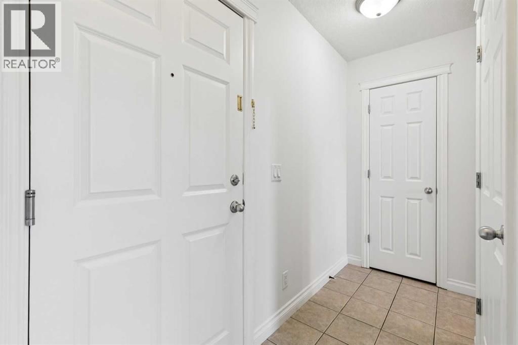 910 CENTRE AVENUE NORTHEAST Image 3