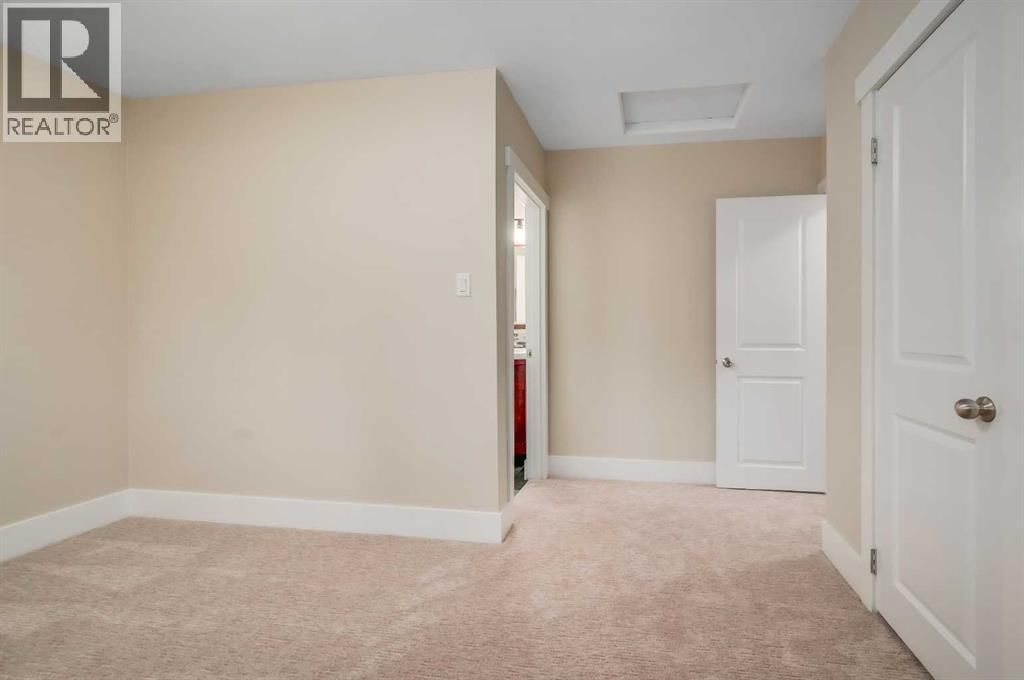 8327 11 STREET SOUTHWEST Image 14