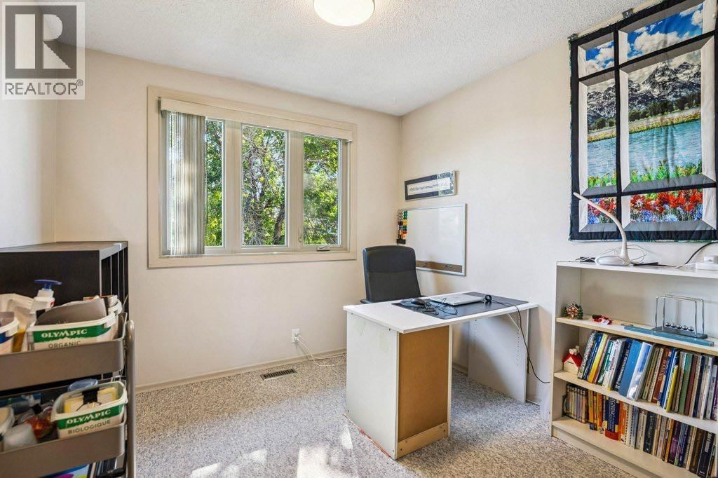 153 MCKINNON CRESCENT NORTHEAST Image 17