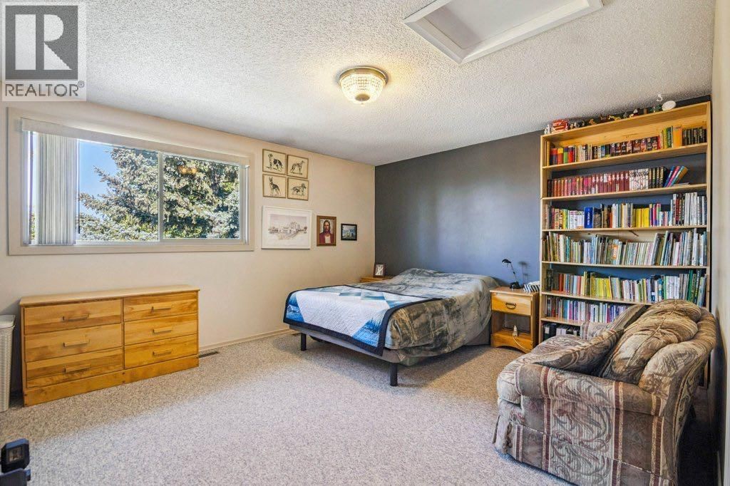 153 MCKINNON CRESCENT NORTHEAST Image 19