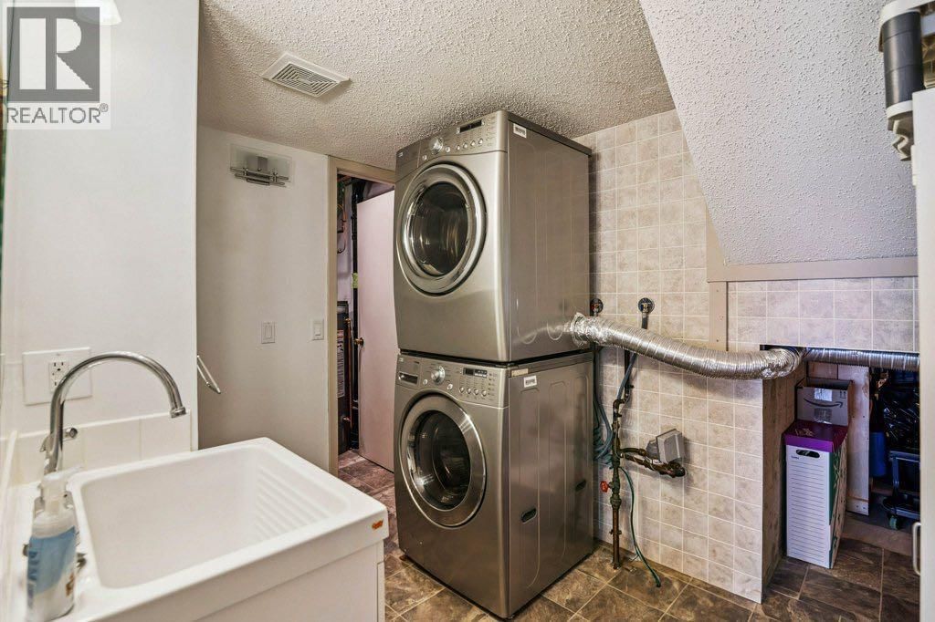 153 MCKINNON CRESCENT NORTHEAST Image 25