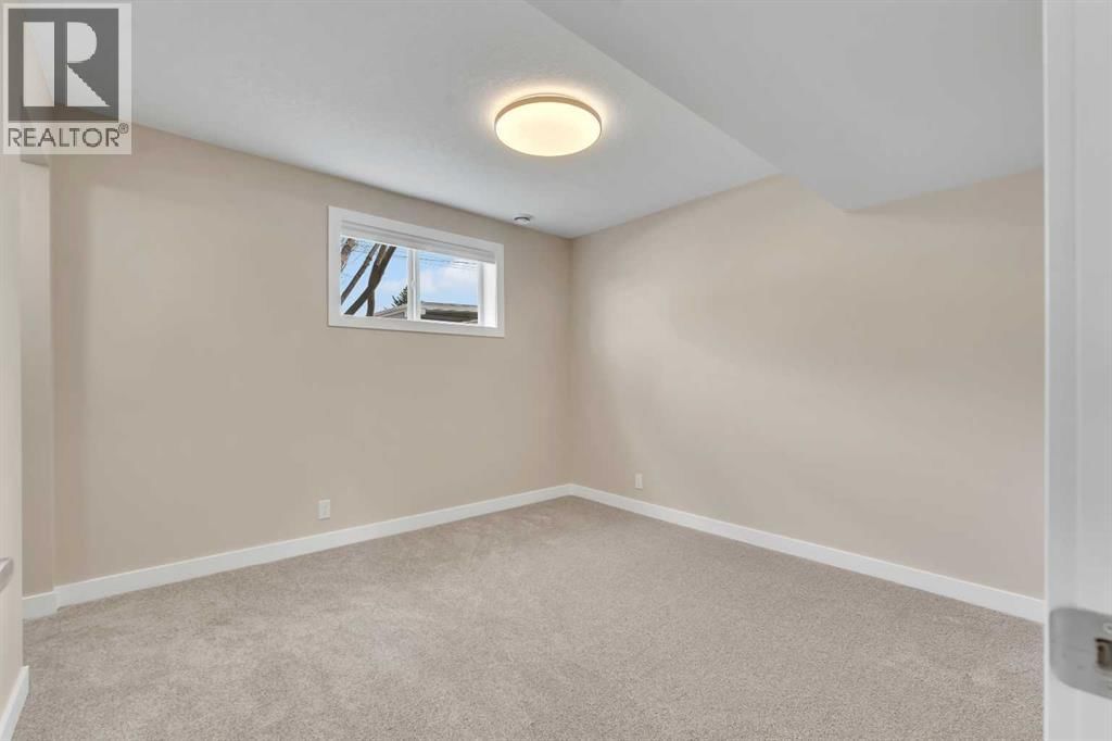 221 MADEIRA CRESCENT NORTHEAST Image 30