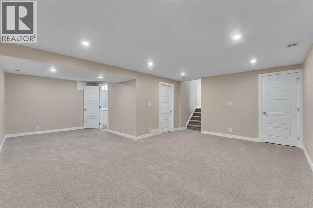 221 MADEIRA CRESCENT NORTHEAST Image 32