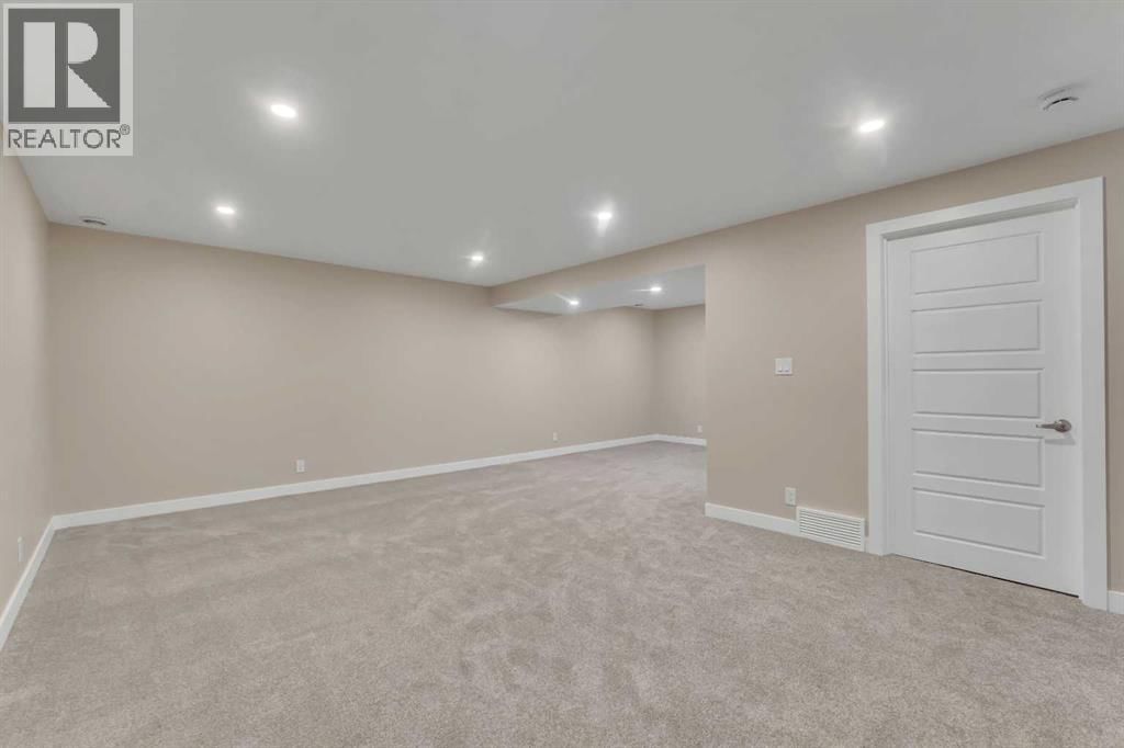 221 MADEIRA CRESCENT NORTHEAST Image 34