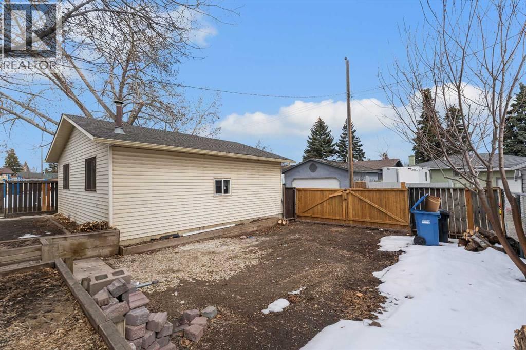 221 MADEIRA CRESCENT NORTHEAST Image 42