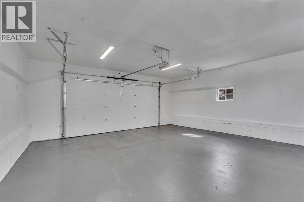 221 MADEIRA CRESCENT NORTHEAST Image 44