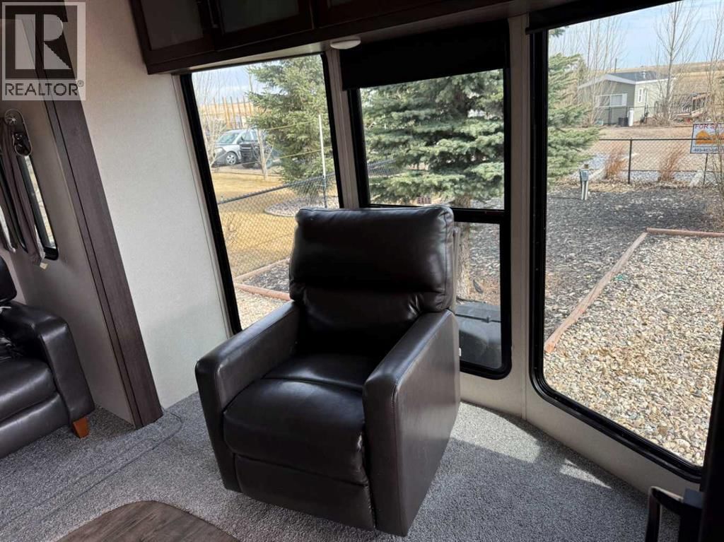 8 TRAVERS RIDGE WAY Image 3