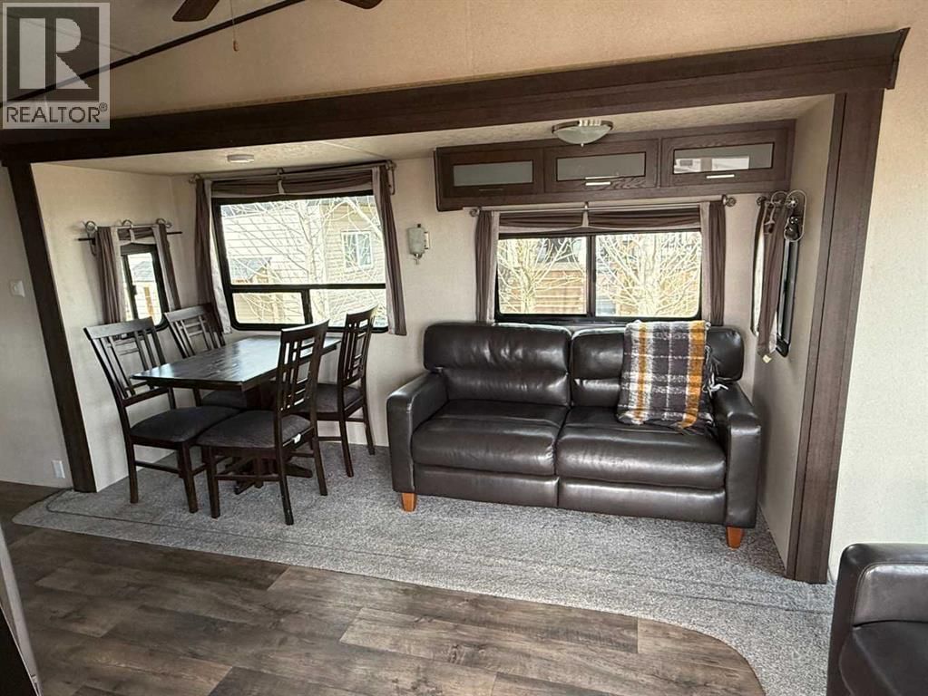 8 TRAVERS RIDGE WAY Image 4