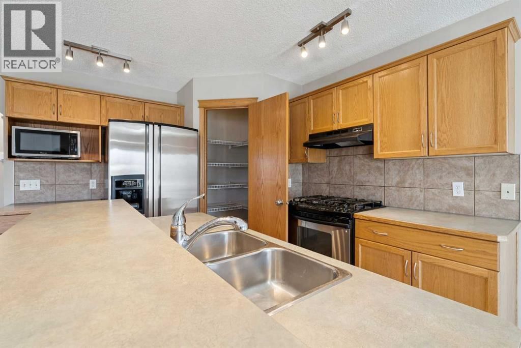 111 LUXSTONE CRESCENT SOUTHWEST Image 12