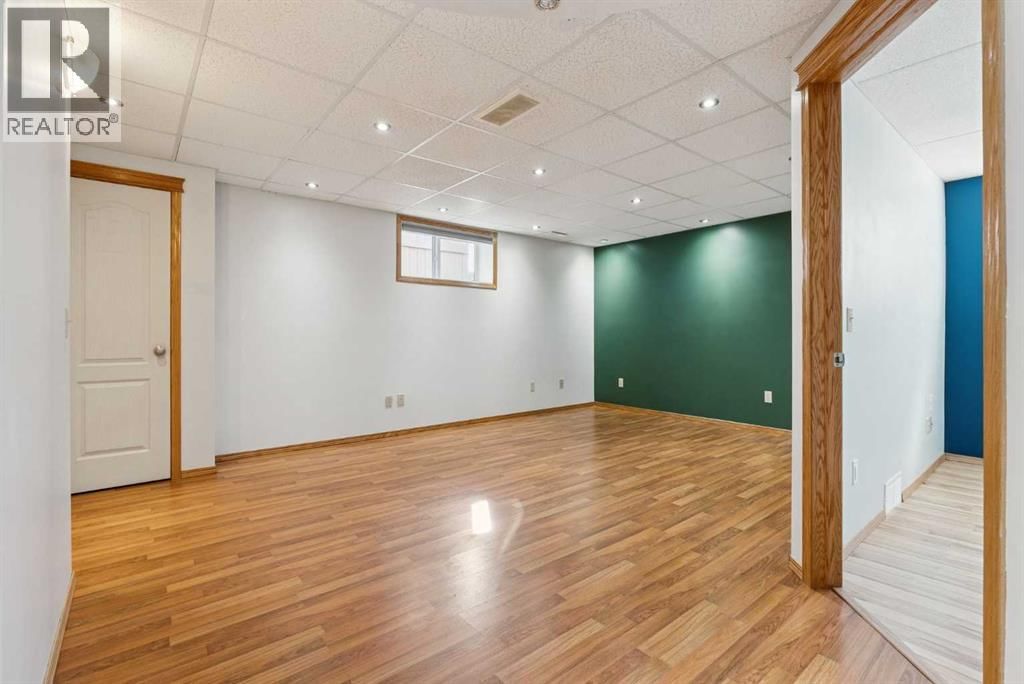 111 LUXSTONE CRESCENT SOUTHWEST Image 24