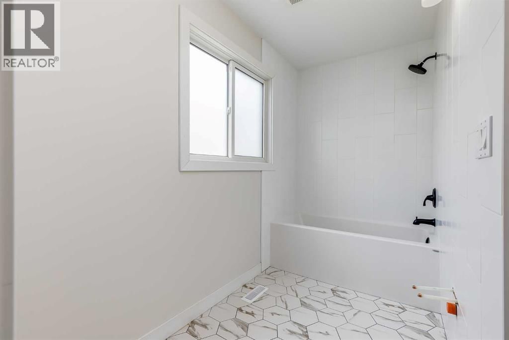 41 ALPINE CRESCENT SOUTHEAST Image 13