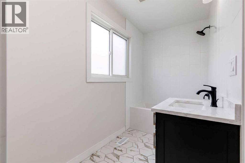 41 ALPINE CRESCENT SOUTHEAST Image 14