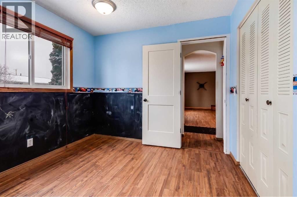 41 ALPINE CRESCENT SOUTHEAST Image 17