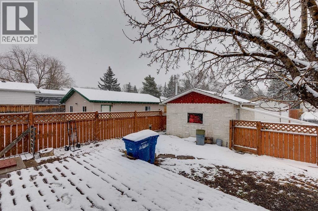 41 ALPINE CRESCENT SOUTHEAST Image 26