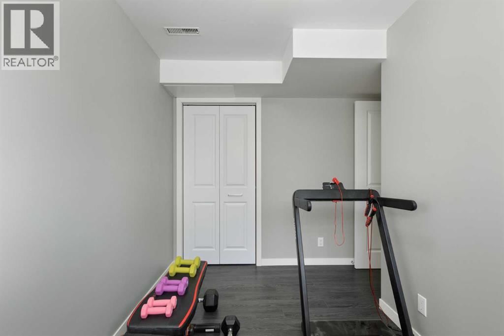 172 RUNDLEFIELD CRESCENT NORTHEAST Image 24