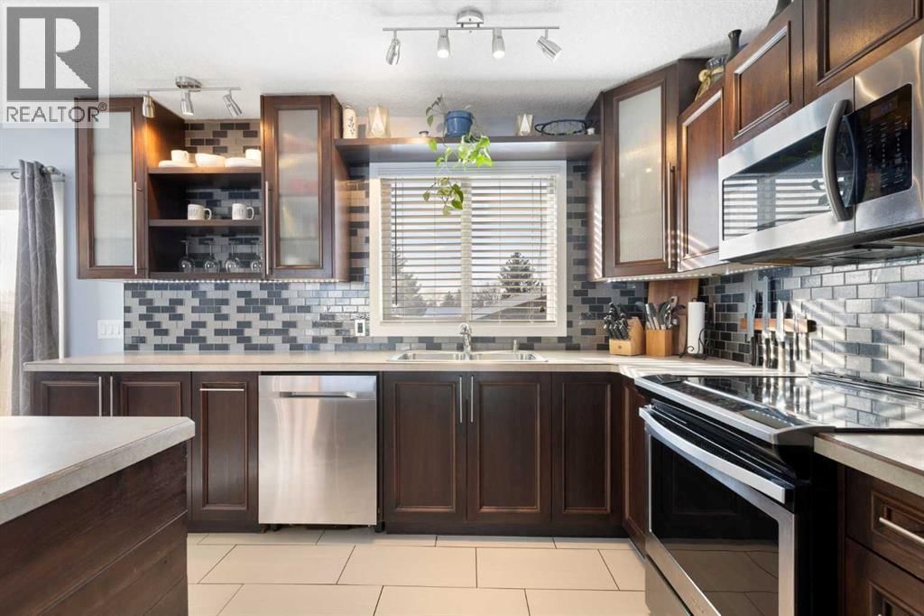 172 RUNDLEFIELD CRESCENT NORTHEAST Image 9