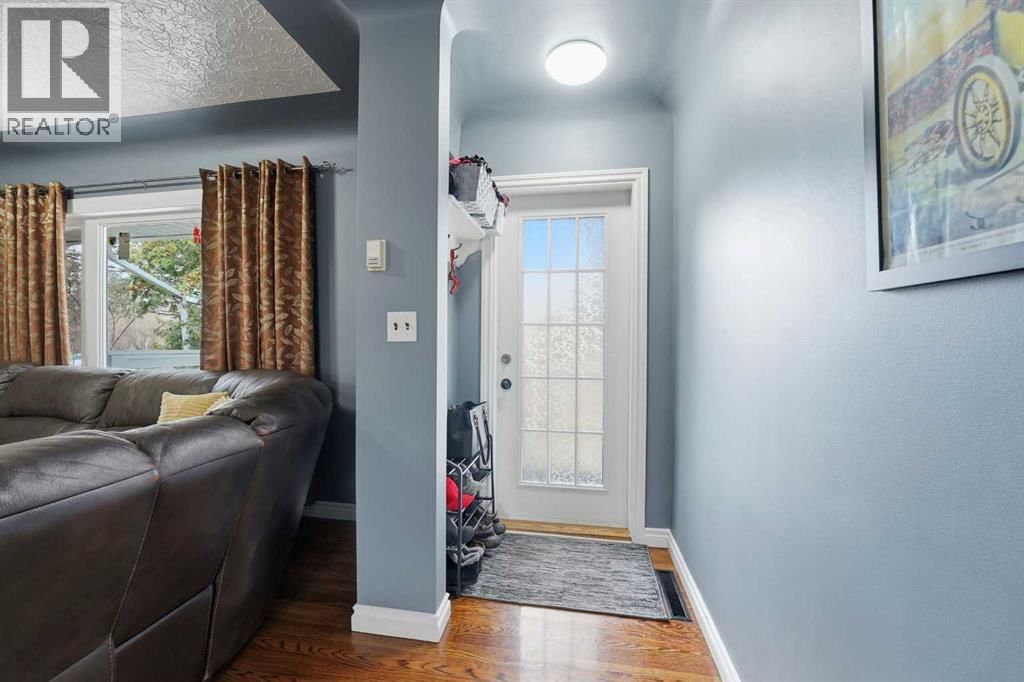 4624 49 STREET Image 3