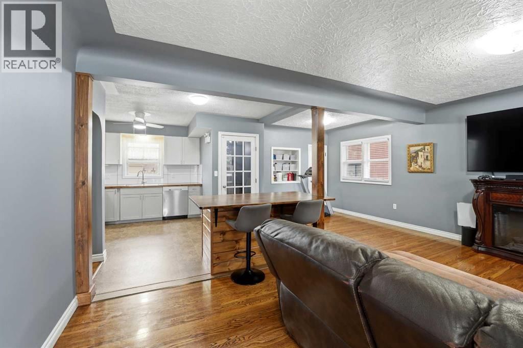 4624 49 STREET Image 4