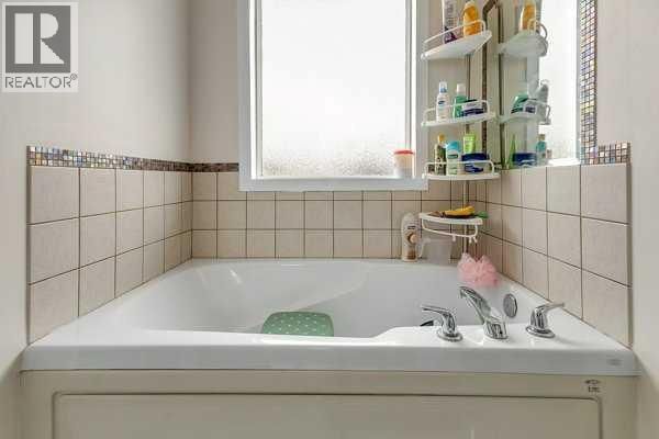 16 SADDLETREE CLOSE NORTHEAST Image 28