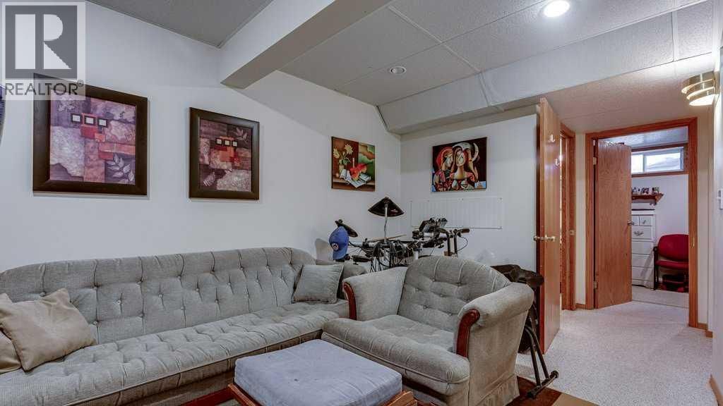 10 DOUGLAS AVENUE Image 24