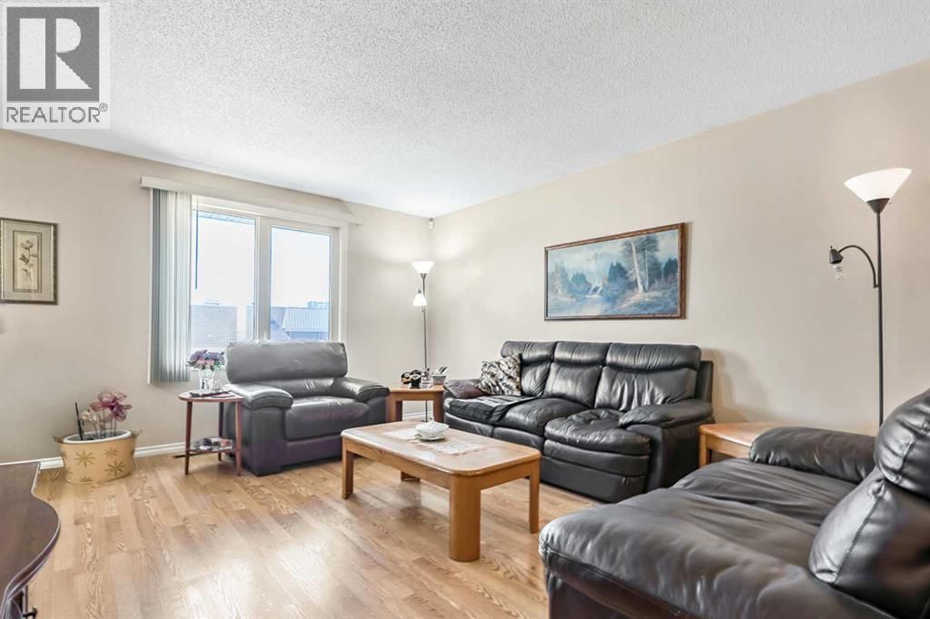 323 Woodvale Crescent property photo