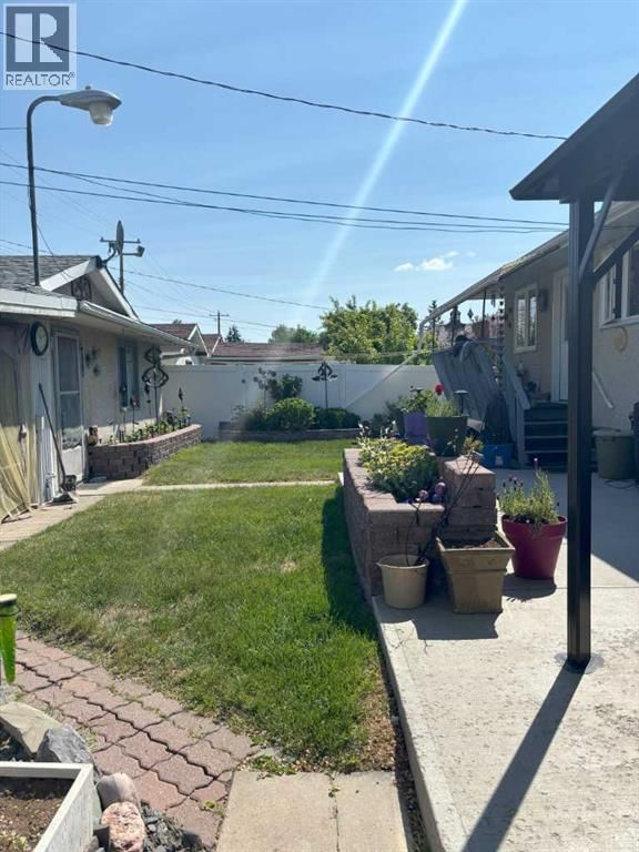 4924 40 Avenue property photo
