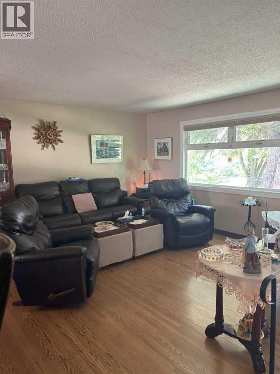 4924 40 Avenue property photo