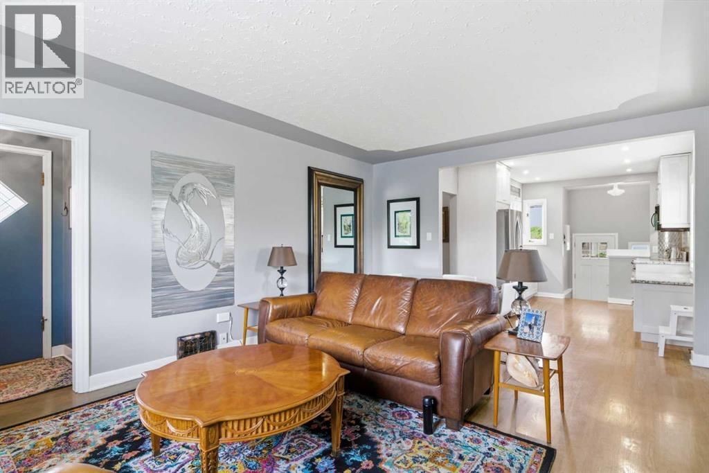 1945 Mountview Crescent property photo