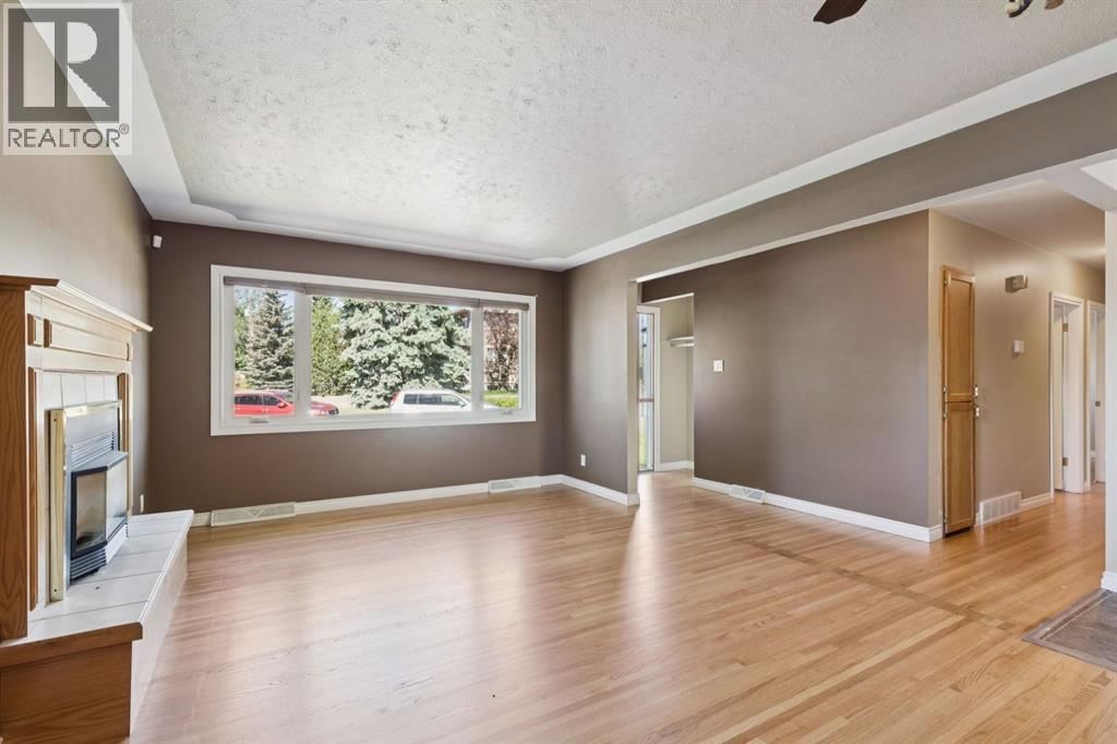 8028 5 Street property photo