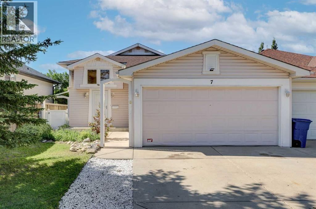 7 Canoe Close, Airdrie, Alberta T4B 2N3