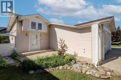 7 Canoe Close | Airdrie Alberta | Slide Image Two